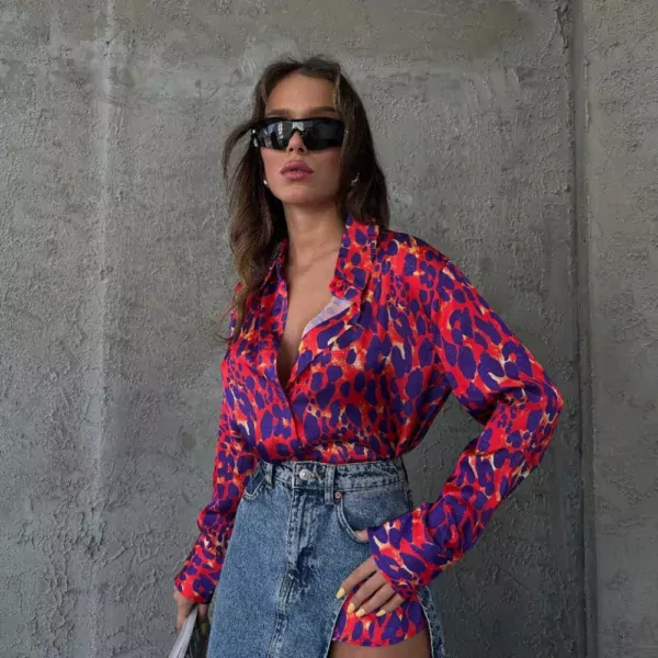 OVERSIZE КОШУЛА СО ДЕЗЕН И САТЕНСКА ТЕКСТУРА